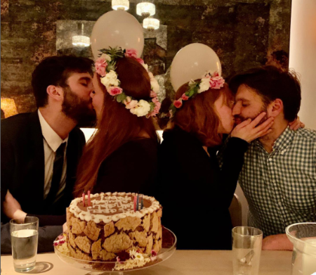 Jocelyn Howard con su esposo junto a su hermana gemela durante su fiesta de cumpleaños