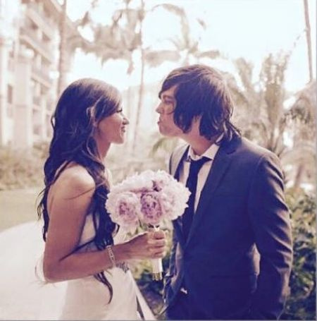 El vocalista de Sleeping With Sirens, Kellin Quinn, con su esposa, Katelynn Quinn, en su boda.