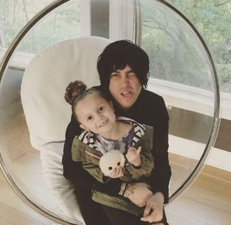 El cantante de Post Hardcore, Kellin Quinn con él y Katelynn's daughter, Copeland.