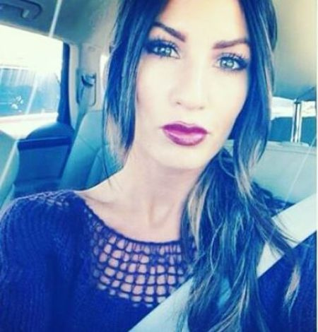 Una escritora de blogs de moda y vocalista de Sleeping With Sirens, Kellin Quinn's wife, Katelynn.