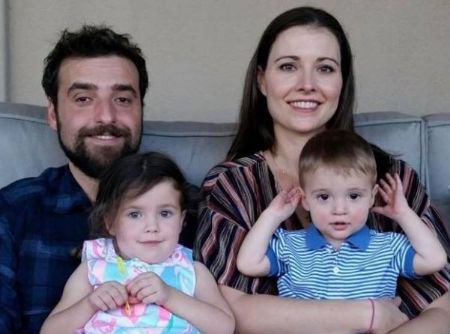 Vanessa Britting, corretora de imóveis e atriz com o marido e os dois filhos.