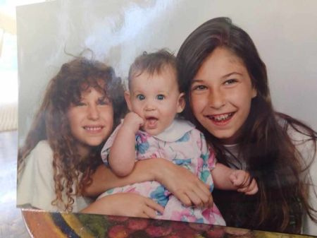 Deborah est proche de ses frères et sœurs Emily et Ashley