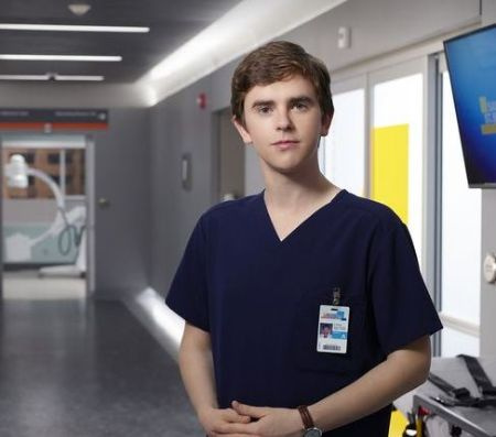 El actor nacido en Londres Freddie Highmore como Shaun Murphy en el programa de ABC The Good Doctor