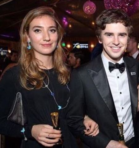 El actor inglés de Finding Neverland Freddie Highmore con su esposa y un desarrollador web Klarissa Munz