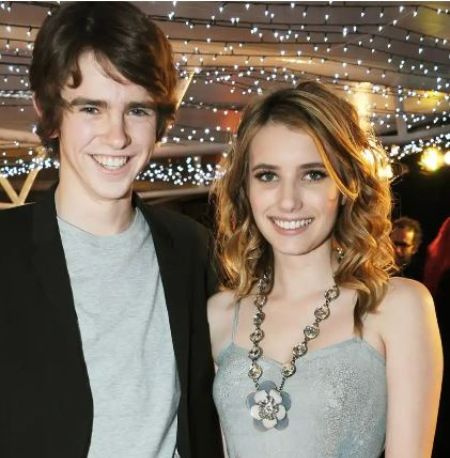 Freddie con la actriz Emma Roberts