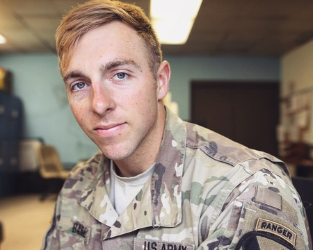 Nick Bare serviu como oficial de infantaria no exército dos EUA.