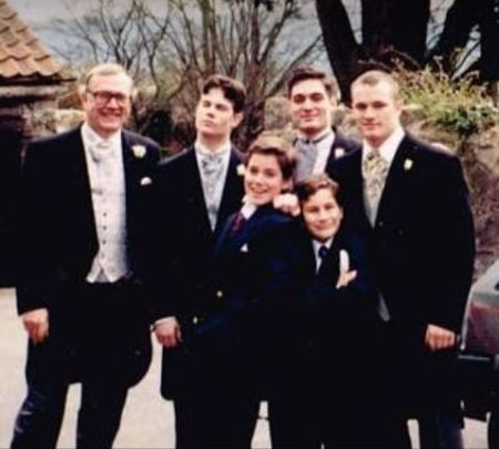 L'acteur The Witcher Henry Cavill au milieu avec son père et ses frères.