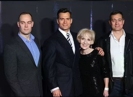 L'acteur The Witcher Henry Cavill avec sa mère et deux de ses frères.