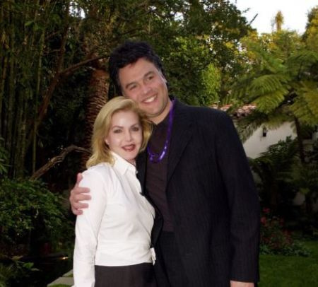 La actriz de Naked Gun Priscilla Presley con el padre de su hijo, Marco.
