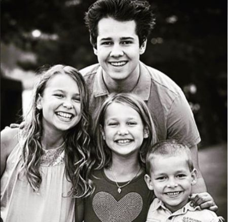 Sara Dobrik com sua irmã Ester, irmão Yiutuber David Dobrik e seu outro irmão Toby Dobrik
