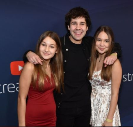 Youtuber David Dobrik com suas irmãs mais novas Sara Dobrik e Ester Dobrik