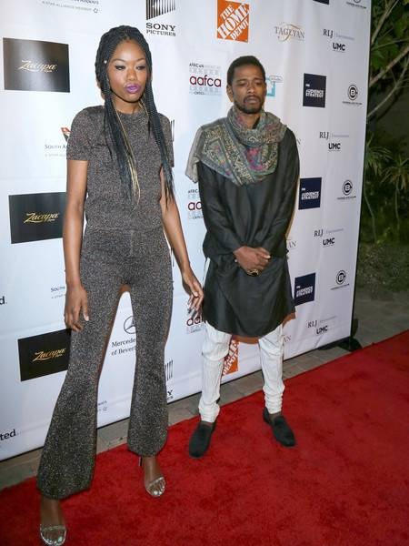 Xosha Roquemore y su novio Lakeith Stanfield asisten a un evento con atuendos a juego