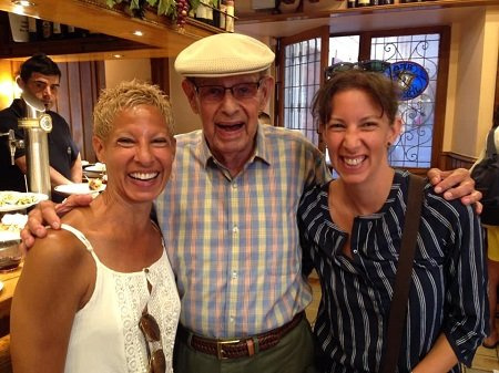 Diana Lasso et sa sœur avec leur défunt père.