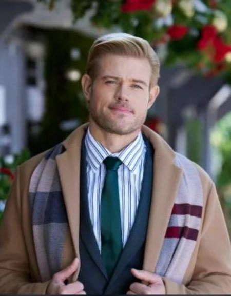   Trevor Donovan ist bekannt für Hallmark-Filme wie Strawberry Summer, Love On A Limb, JL Ranch, Marry Me At Christmas, Snowcoming und andere.
