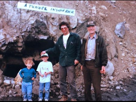 El joven Parker con su hermano, su padre y su abuelo.