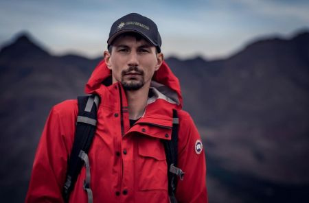 Parker Schnabel, estrella de la fiebre del oro, con chaqueta roja
