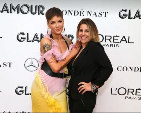 La cantante de Closer Halsey con su madre Nicole Frangipane