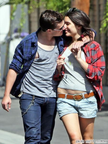Josh hutcherson y claudia traisac besándose