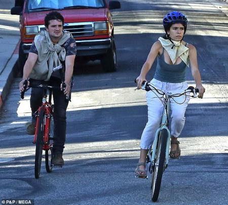 Josh Hutcherson y Claudia Traisac Ciclismo