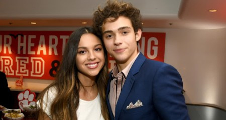   Olivia con Joshua Bassett en un evento.