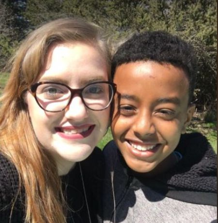   Der verstorbene Mekbul Timmer mit seiner Adoptivschwester Maggie Timmer im April 2018