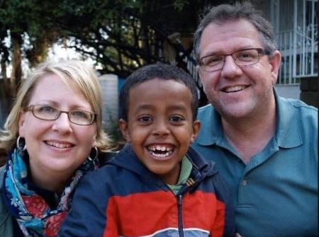   Mekbul Timmer mit seinen Adoptiveltern Mattie und Jeff im Jahr 2014