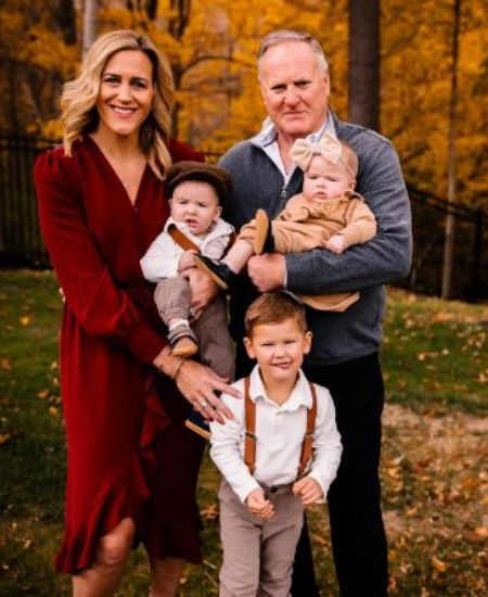   L'ex giocatore di basket del Purdue College Katie Douglas con suo marito Fred Poe e i loro figli.