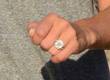 L'attrice Ashley Tisdale's square-cut diamond engagement ring