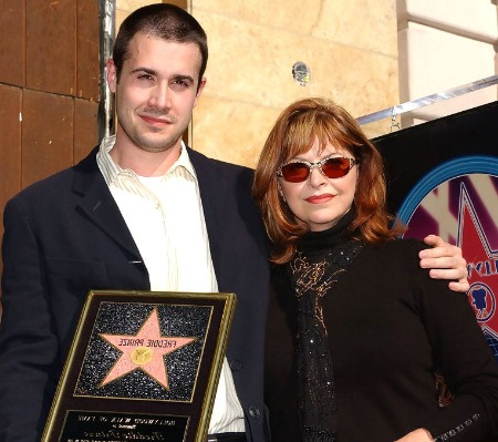 Kathy Prinze con su hijo Freddie Prinze Sr.