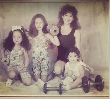 Dos años después de Aubrey Saget's birth, her parents welcomed Lara Melanie Saget in 1987. And in 1992, she had her younger sister, Jennifer Belle Saget. She was born on November 18.