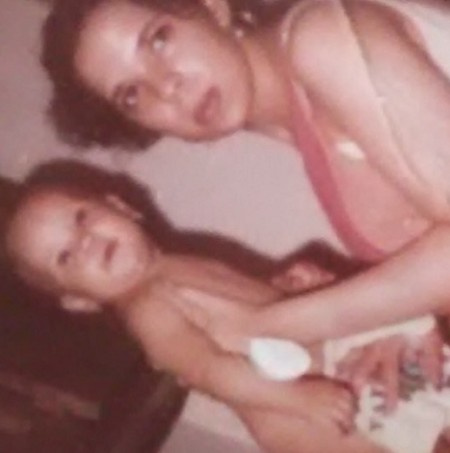 Miya Ali con su madre cuando era niña.