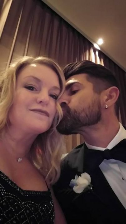 Aaron Marino besando a su esposa Tracey Marino.