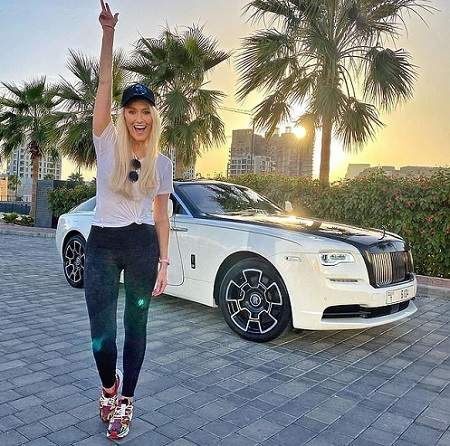 Supersportwagen Blondie mit Rolls Royce Wraith Black Badge.