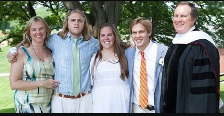 extremo izquierdo, Debby Clarke, sus tres hijos y Clarke's ex-husband and NFL coach, Bill Belichick.