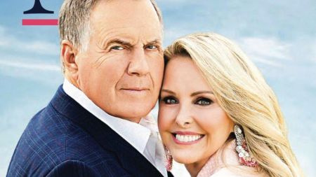 Entrenador de la NFL para los New England Patriots Bill Belichick y su pareja, Linda Holliday. (2)