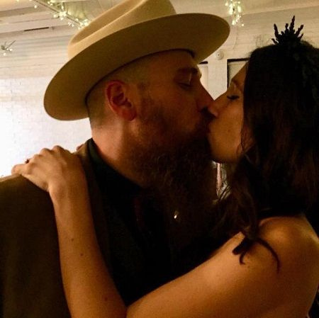 Alexandre De está saliendo con una chica desconocida.
