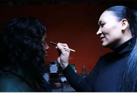 A maquiadora africana coreana Hanne Norgaard, esposa de Idris Elba