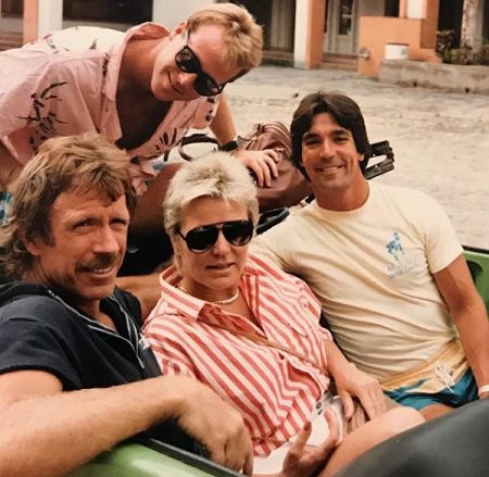 Dianne tem dois filhos com seu ex-marido Chuck Norris.