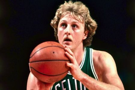 O jogador do Boston Celtics, Larry Bird, também ex-marido de Janet Condra e pai de Corrie Bird.