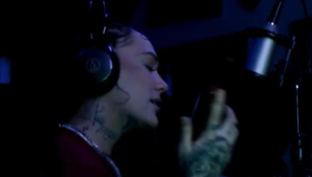   Skye Frank ist eine musikalische Künstlerin