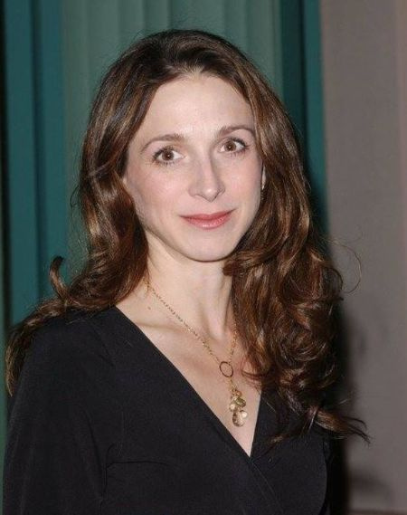 Dois Homens e Meio Atriz Marin Hinkle