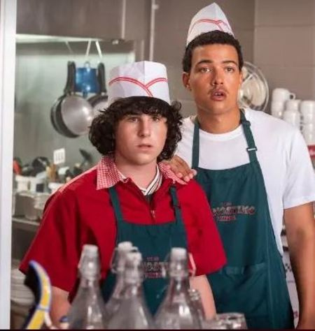   Taj Cross è noto per aver interpretato Sam in Hulu's PEN15 and Gabe in NBC's Young Rock.