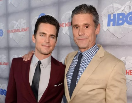 Simon Halls é gay e é um homem casado