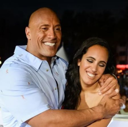 La celebridad Simone Alexandra Johnson con su padre y un actor de películas como Scorpion King, Jumanji y otras