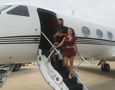 Dan Bilzerian e sua ex-namorada Sofia Bevarly indo para um encontro em seu jato particular