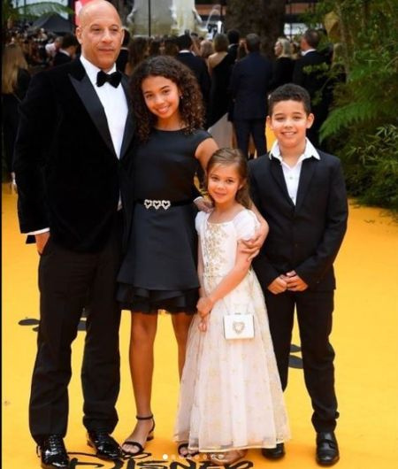 Hania es cercana a su padre y hermanos