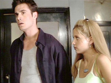 Freddie Prinze Jr. apareció como Ray Bronson mientras que Sarah Michelle Gellar interpretó a Helen Shivers en Sé lo que hicisteis el verano pasado (1997).
