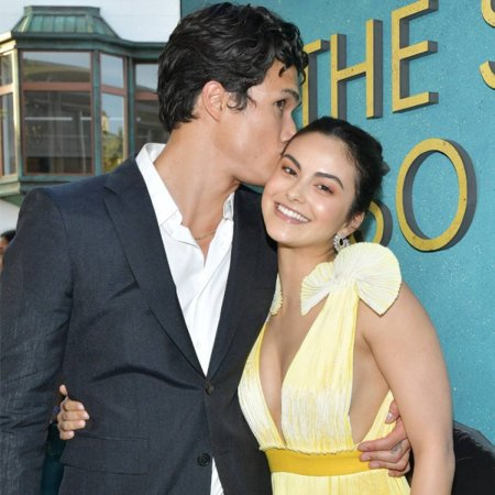 Charles Melton Freundin Camila Mendes bei einer Veranstaltung.
