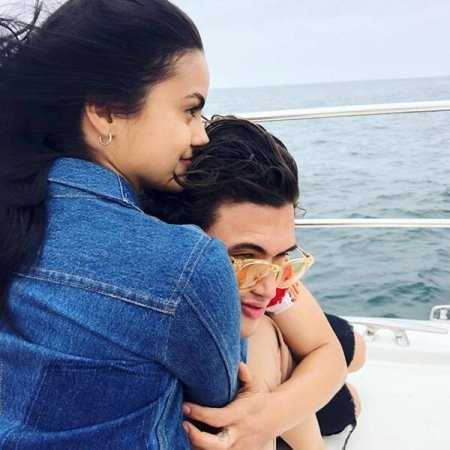 Camila Mendes und Charles Milton 1. Jahrestag.