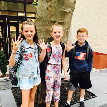 Riley Norah Tracy con su hermana Grace y su hermano Henry